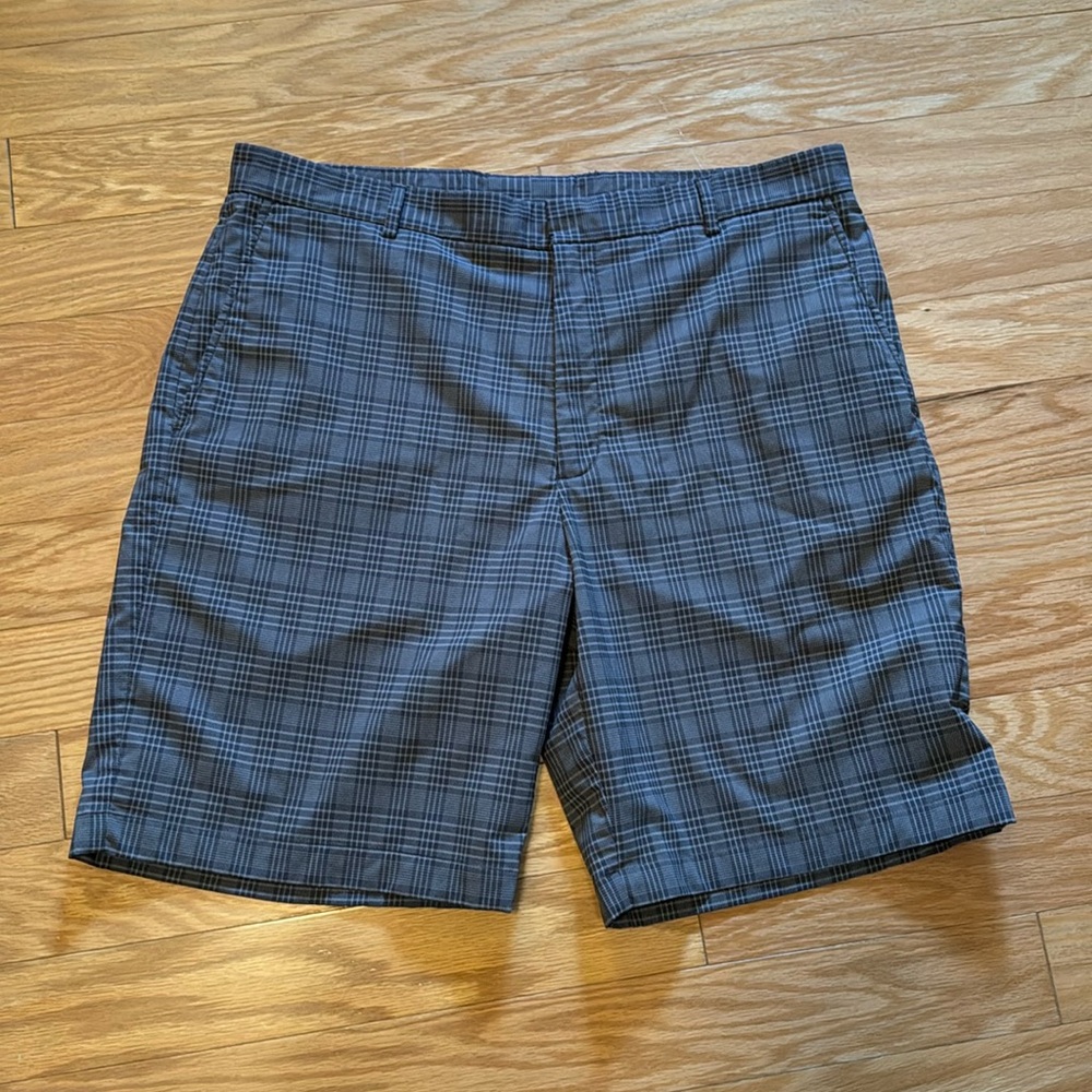 Walter Hagen gray plaid golf shorts with side pockets and back pockets